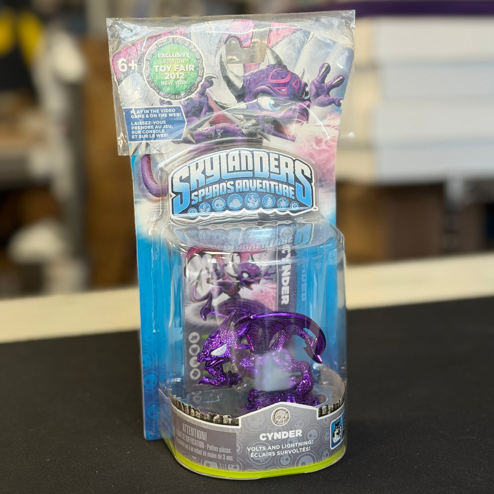 Cynder (Purple Metallic 2012 Toy Fair Exclusive Edition) - Skylanders Spyro's Adventure