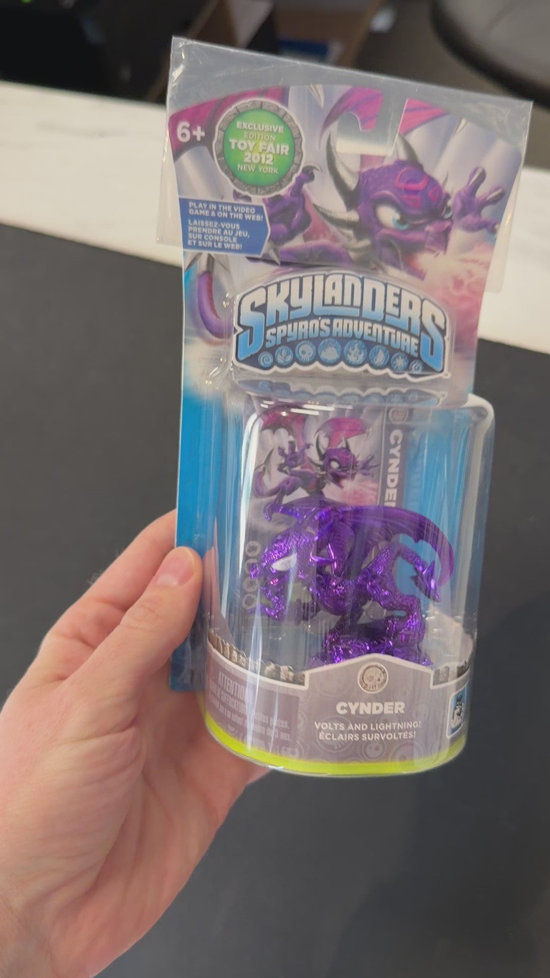 Cynder (Purple Metallic 2012 Toy Fair Exclusive Edition) - Skylanders Spyro's Adventure